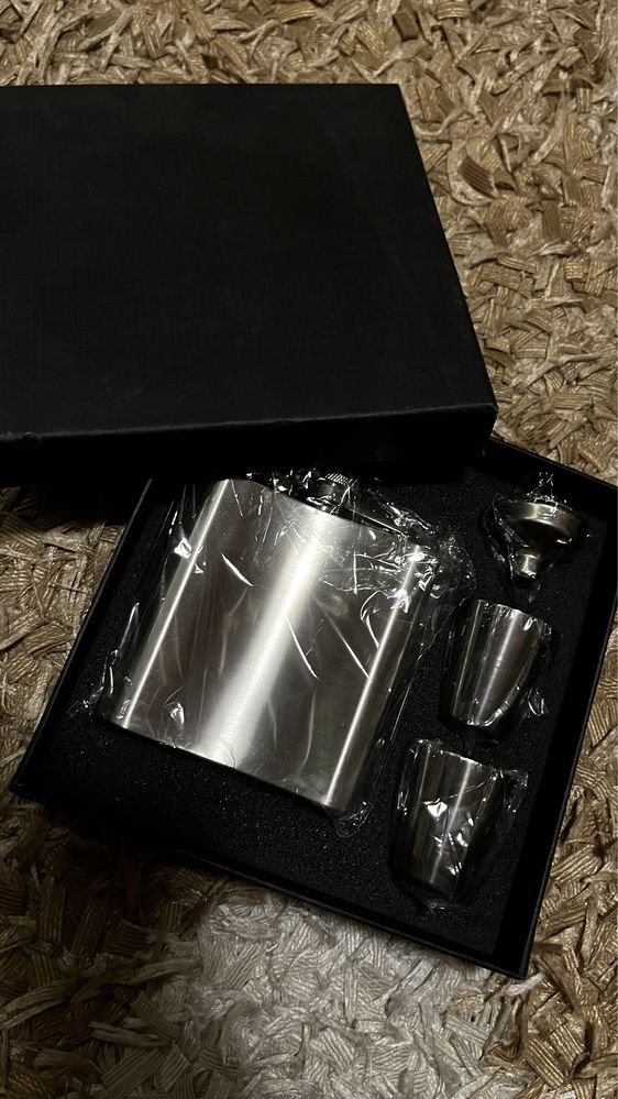 Подаръчен комплект джнна метална кутийка за алкохол и чаши за шотове