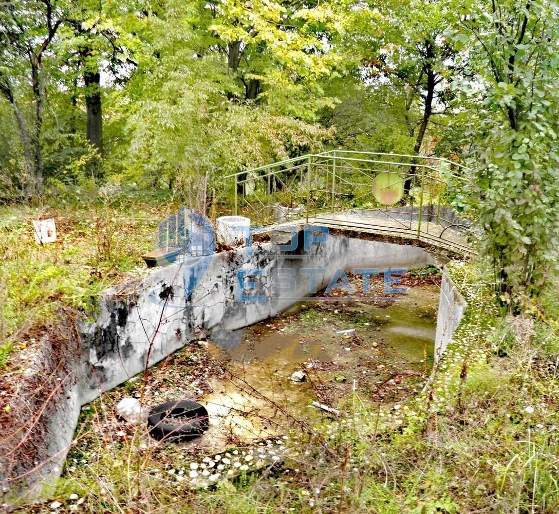 Имот с голям двор и кладенец в с. Керека, област Габрово
