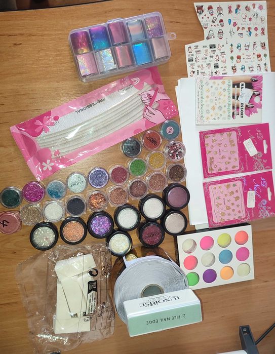 Vand produse unghii aproape noi, unele nedesfacute.