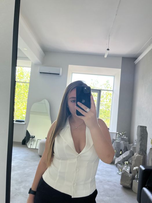 Дамска жилетка бяла