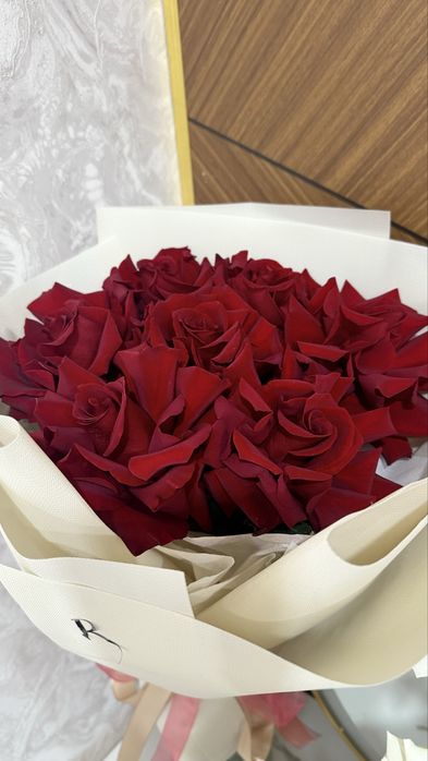 Очень красивый букет красные розы свежий