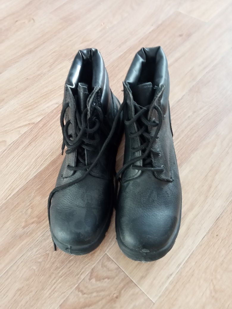 Продам рабочие ботинки размер42.