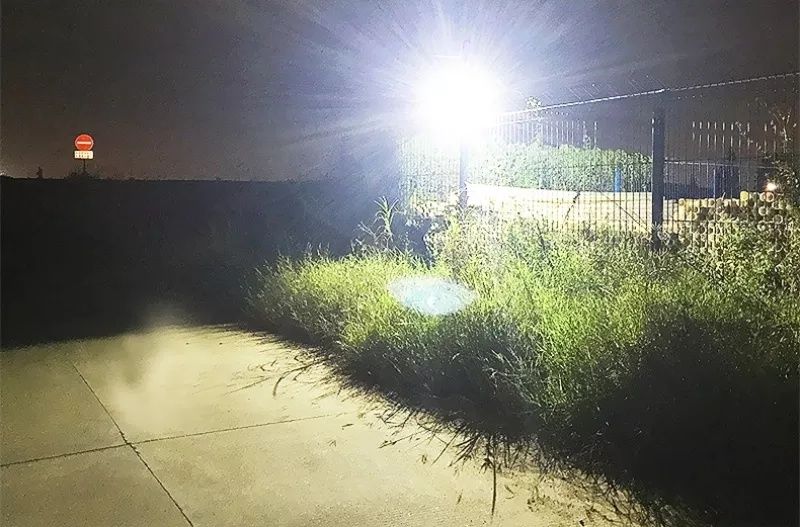 Proiector Portabil LED 20W Cu Acumulatori, Lanterna , Power Bank