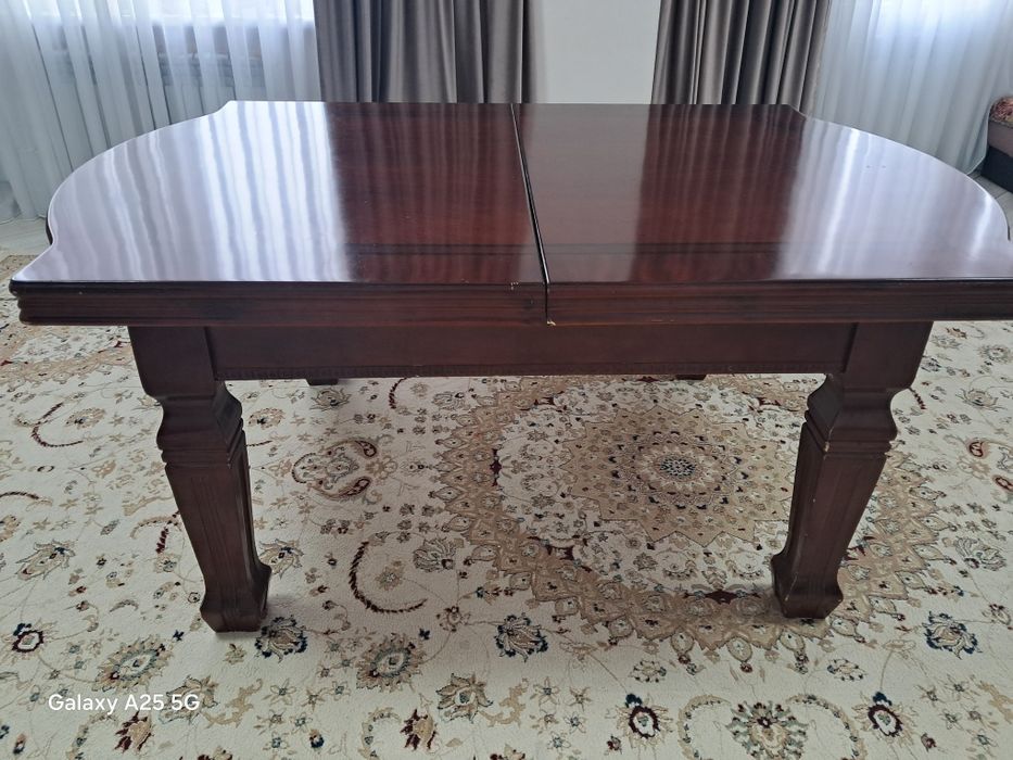 Бельгийский стол из натурального дерева.