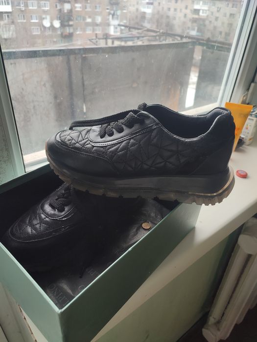 Продам кросовки кожаные!Брала за 43000