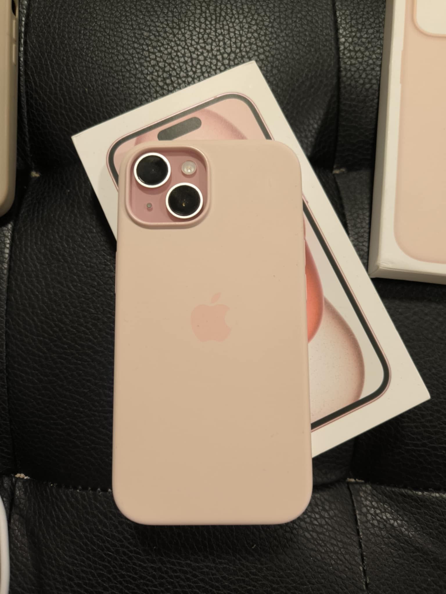 iPhone 15 Pink + Оригинален калъф + MagSafe зарядно + други аксесоари