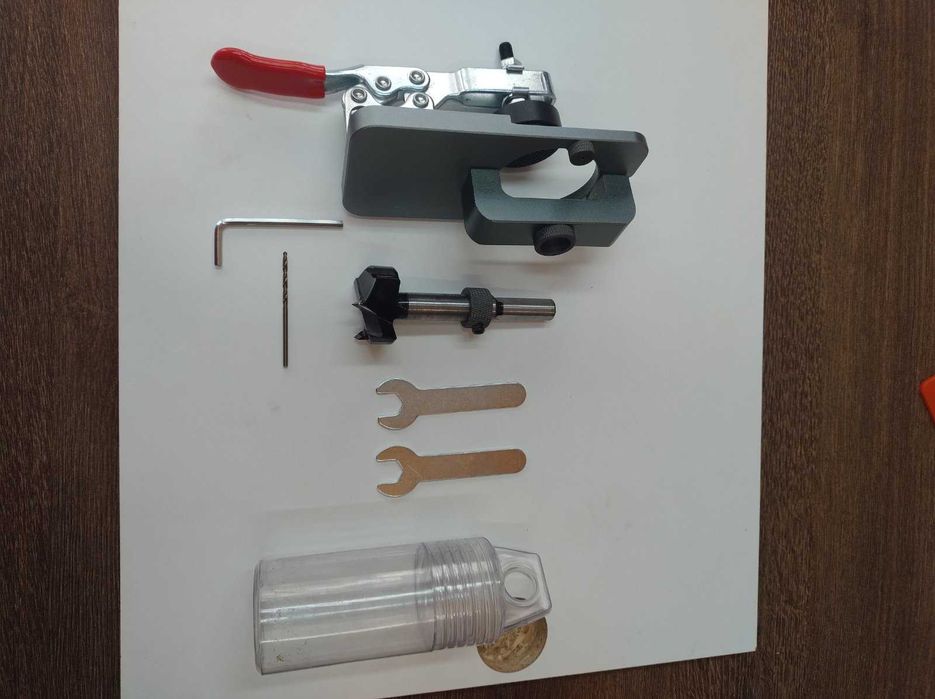 Водач с фрезер и ограничител за пробиване отвори на мебелни панти