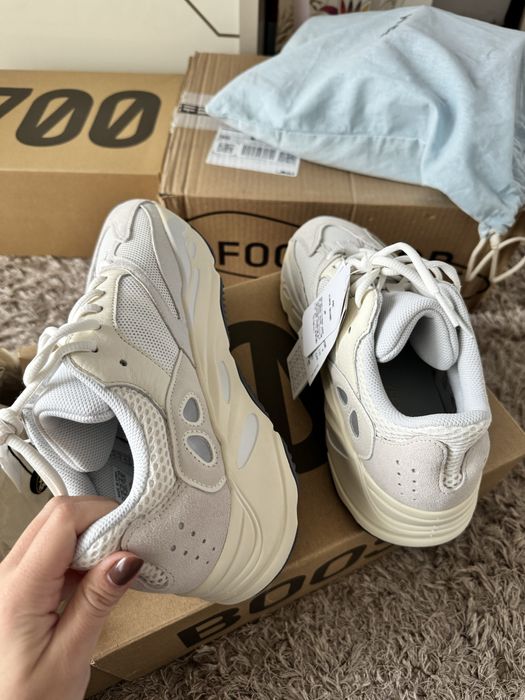 Yeezy Boost 700 Analog Barbati