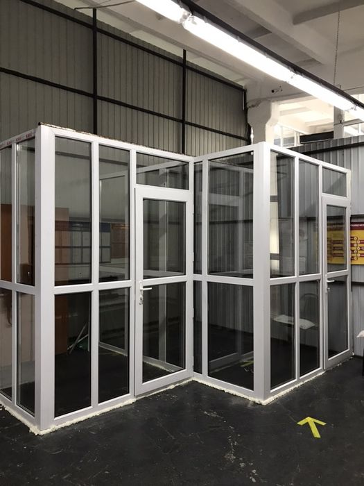 Перегородки пластиковые , алюминиевые,двери , окна , замена стекла