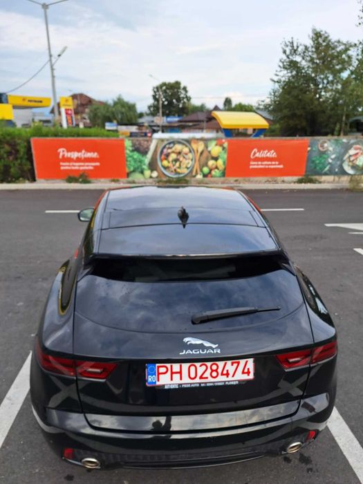 Un superb Jaguar negru E Pace, cu piele alba