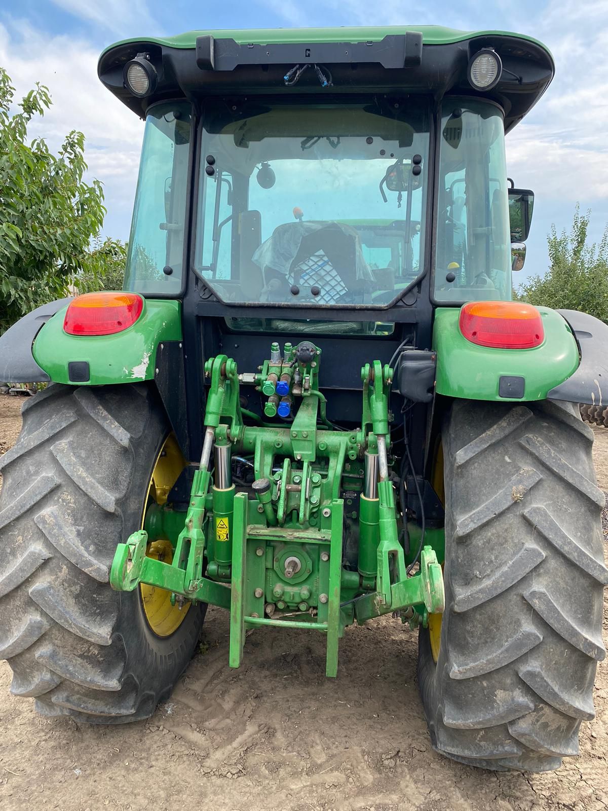 Vând tractor John Deere 5100M