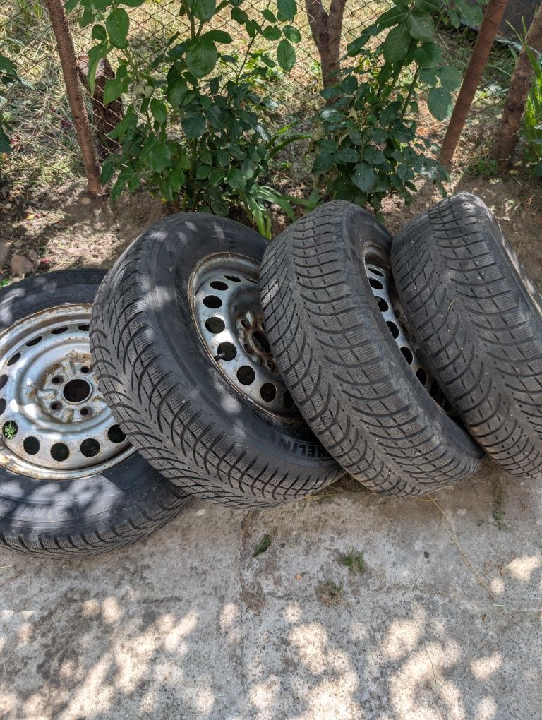 Vând set jante Toyota RAV4 2003 de tabla cu cauciucuri de iarnă