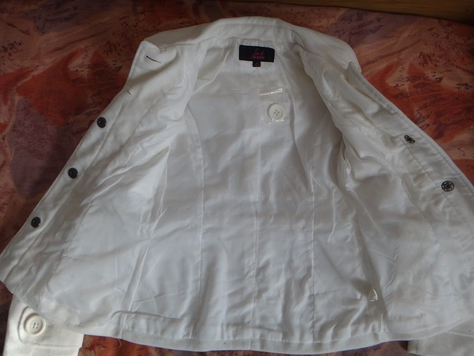 Чисто ново бяло палто с етикет
