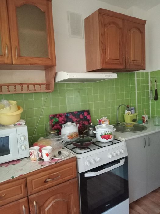 Продам трехкомнатную в кирпичном доме с мебелью и техникой,  середина,
