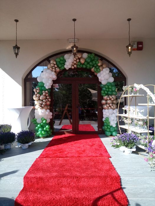 Realizez decoruri de baloane