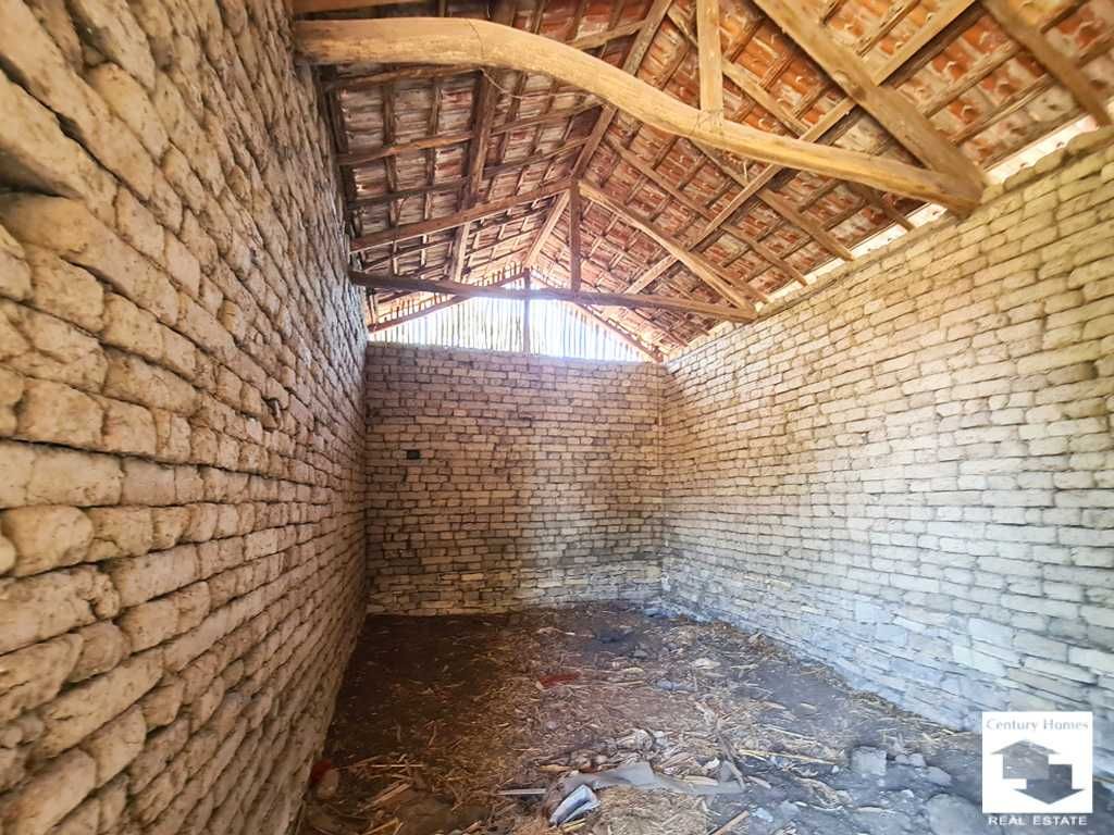 116186 Къща с равен двор и стопански постройки в с. Никюп