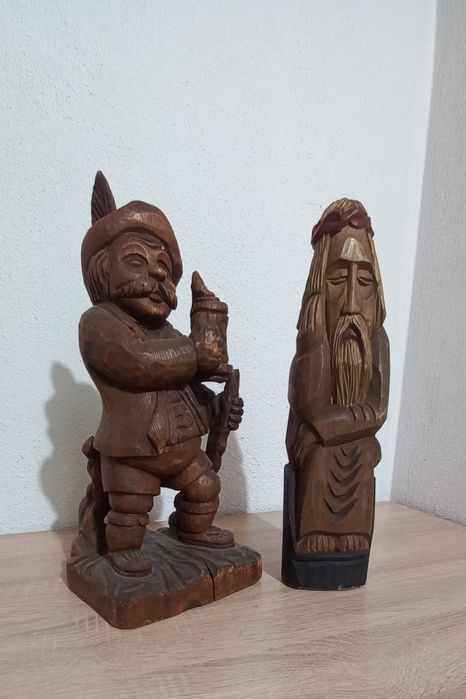 Няколко дървени фигури..