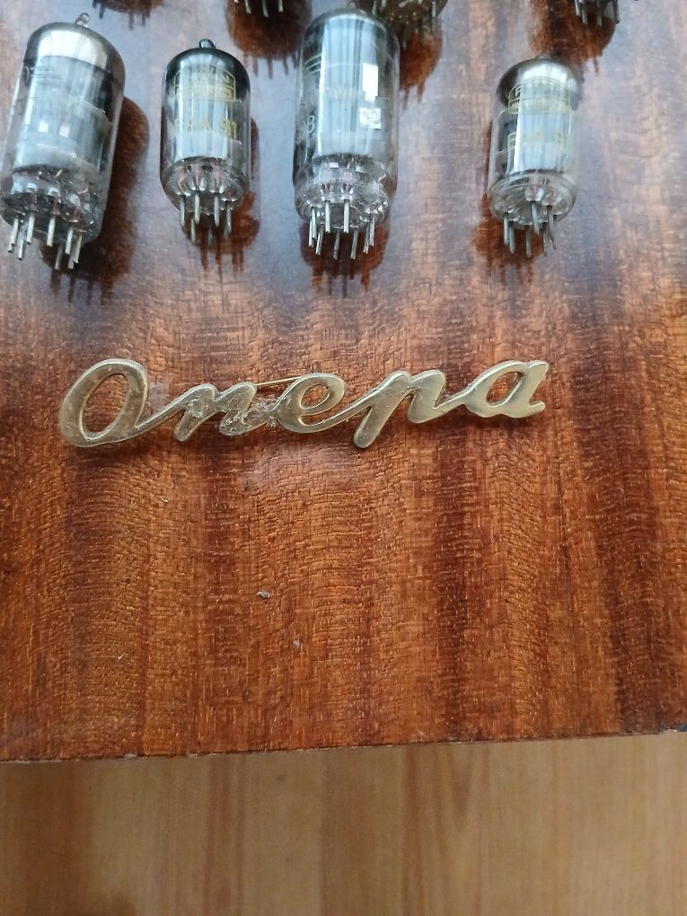 Радиолампи  и емблема Опера