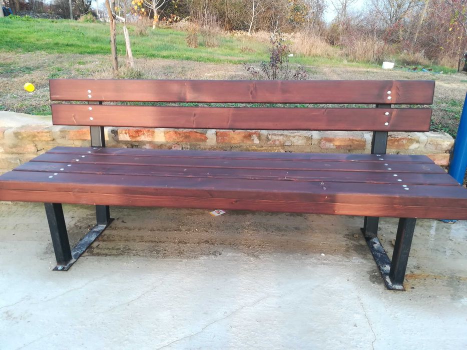 Градински пейки.