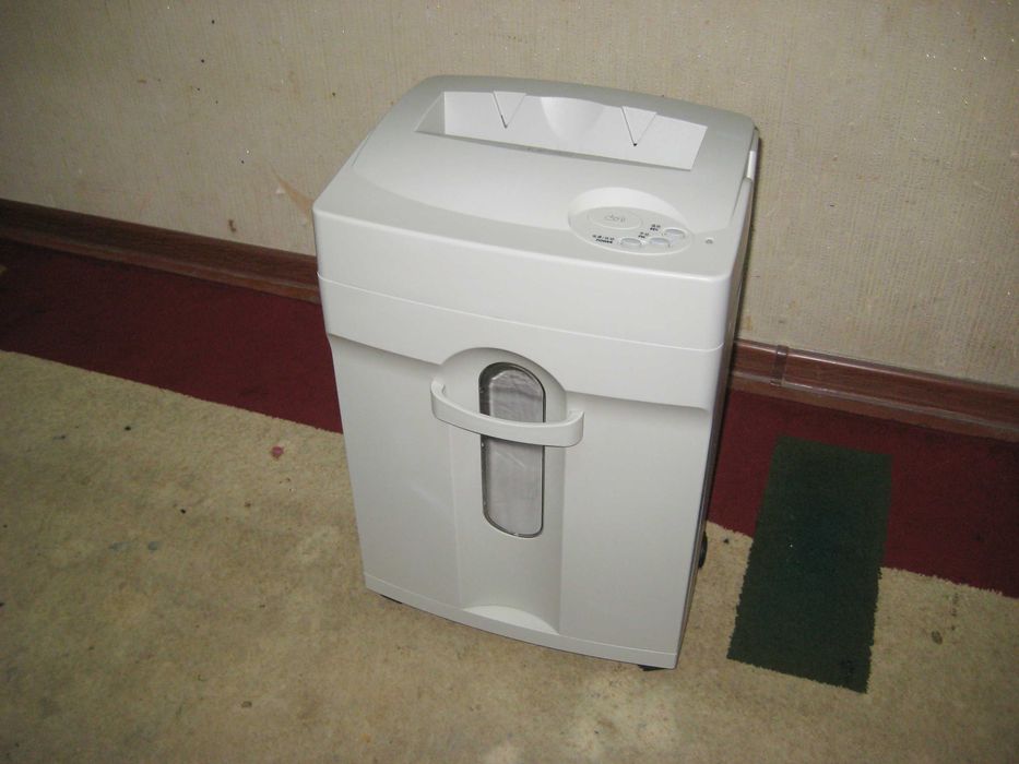 Шредер уничтожитель бумаг 20лт Deli оригинал новым состоянии!