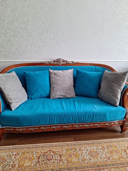 Качественный и красивый Диван + пуффик