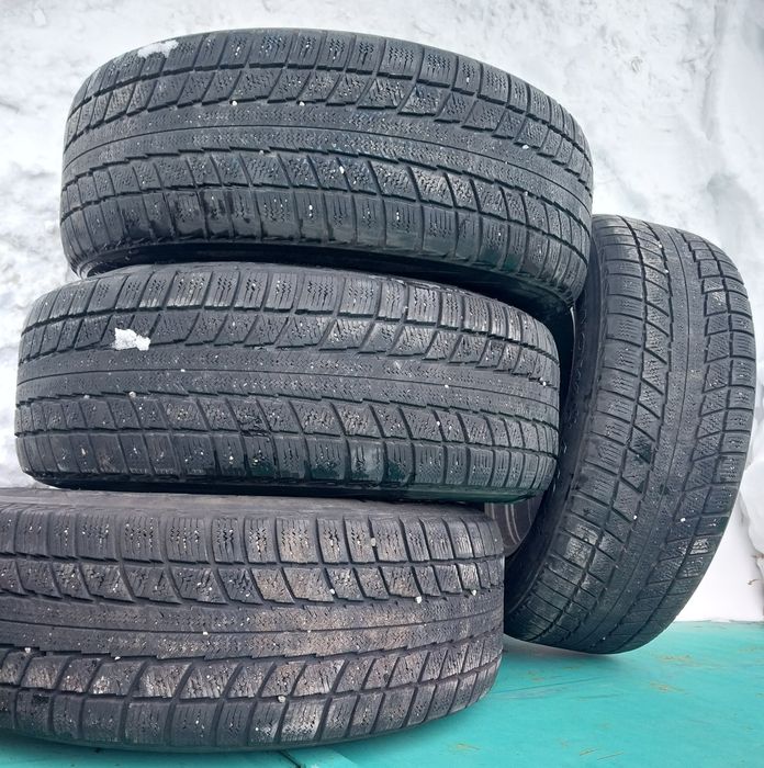 4 шины Triangle 235 65 R17. На одном баллоне стоит боковая латка.