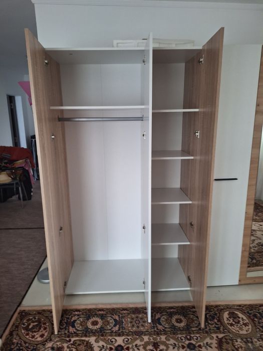 Dulap cu 3 uși și oglindă