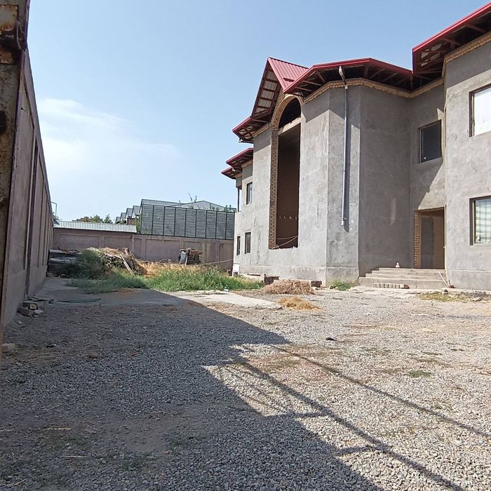 Хасанбой. 12-соток. 16-ком. 3-этажный. Фасад 40/30. Можно в рассрочку.