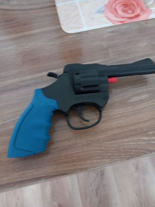 Pistolul cu capse