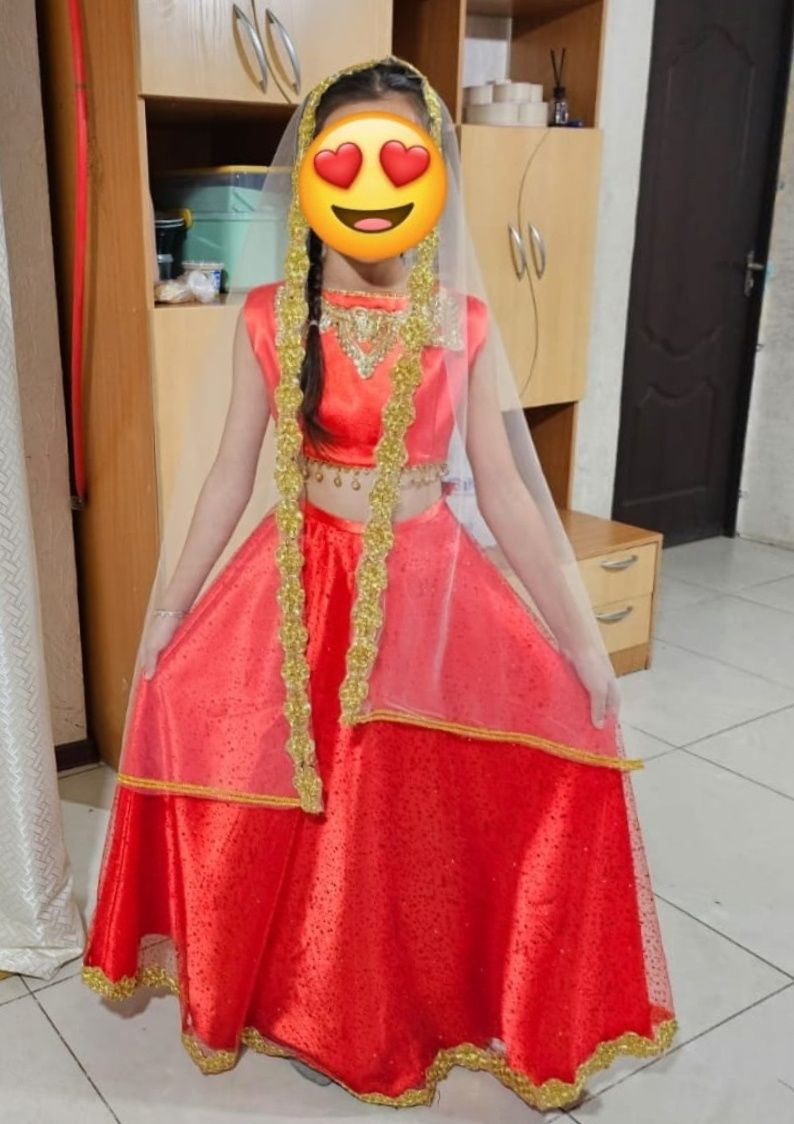 Индиский көйлек бірлет киілген