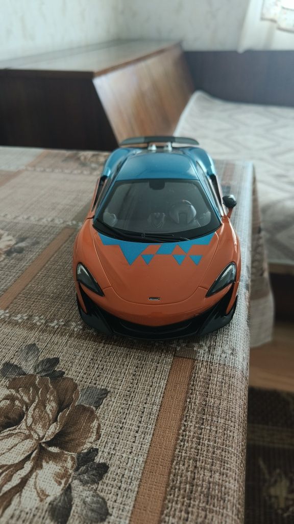 McLaren 600 lt solido със счупено дясно огледало