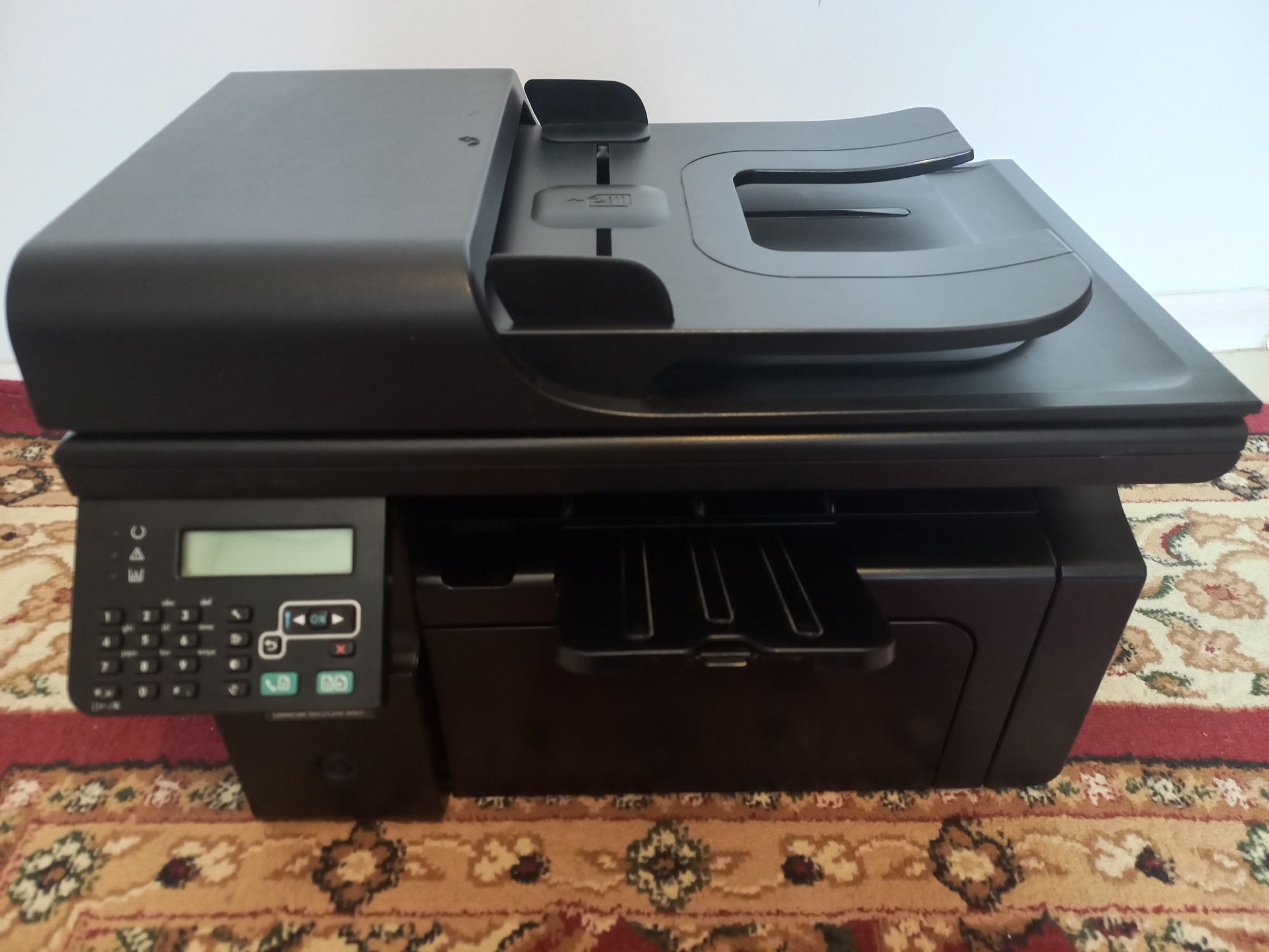 Мфу 3в1  HP M1212 имеется автоподача бумаги сканер принтер ксерокс.