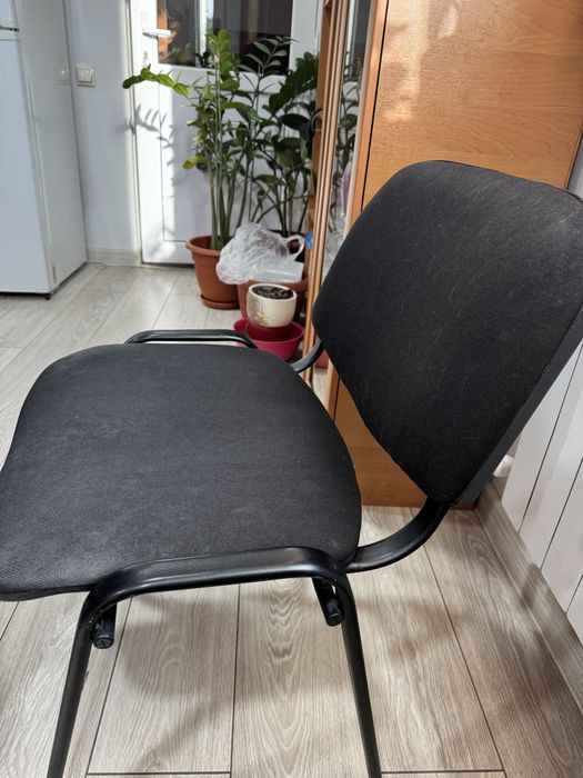 Стол офисный и несколько стульев