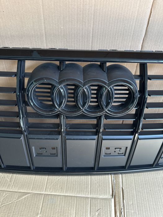 Grila Negru lucios AUDI Q3 F3 S-LINE cod 83a853651 Originala !
