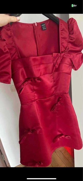 Сатенена червена рокля