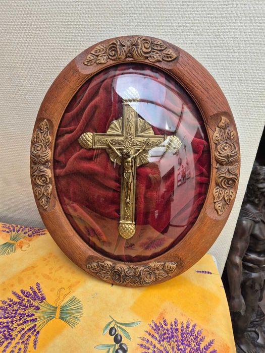 Superb crucifix vintage sub sticla