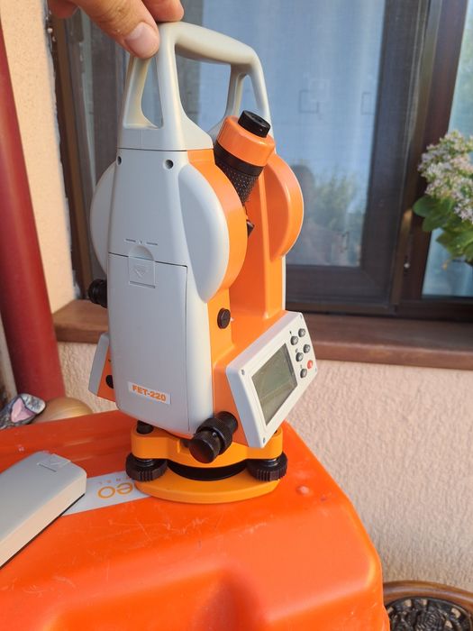 Teodolit electronic que fenel  220 Nou