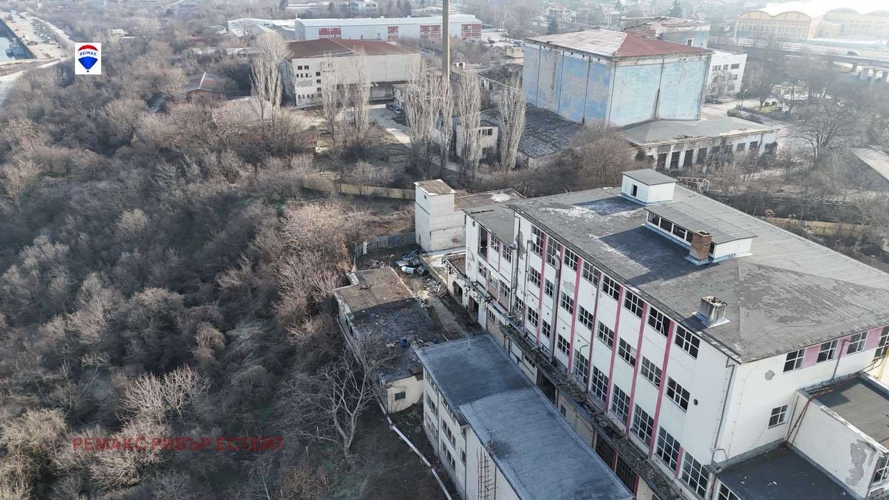 Продава се Промишлена сграда в Русе, Тракцията - 4085 кв.м за 1009 €/кв.м - Снимка #8