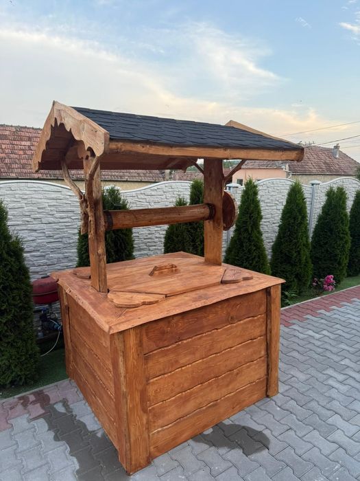 Fântână din lemn rustic