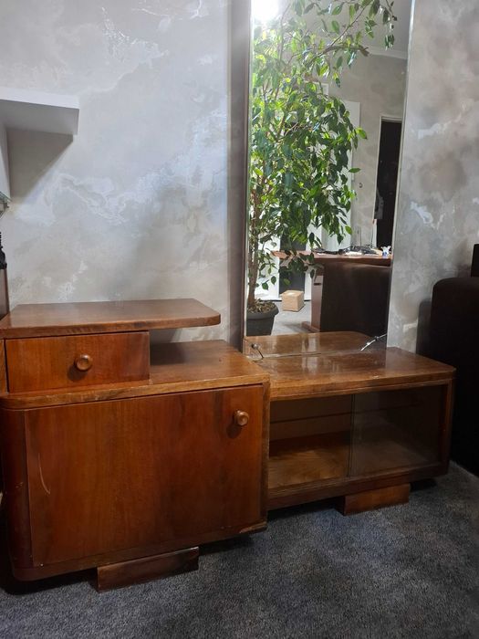 Огледало с дървен шкаф