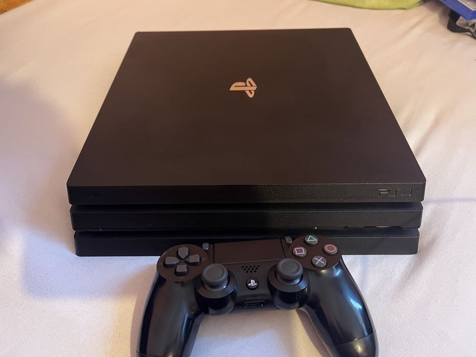 Ps4 pro cu maneta si 4 jocuri