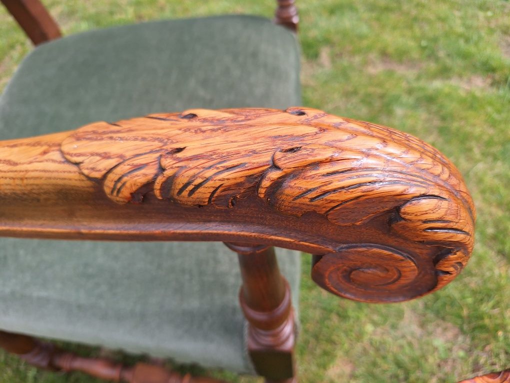 Винтидж фотьойл с богата дърворезба