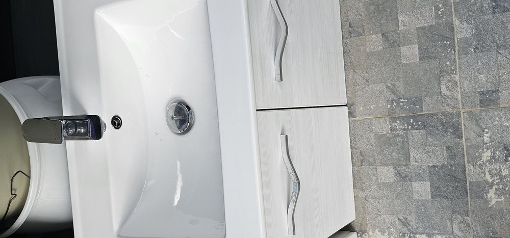 2 bucăți Chiuvete, lavoare de baie si baterii, stare foarte bună