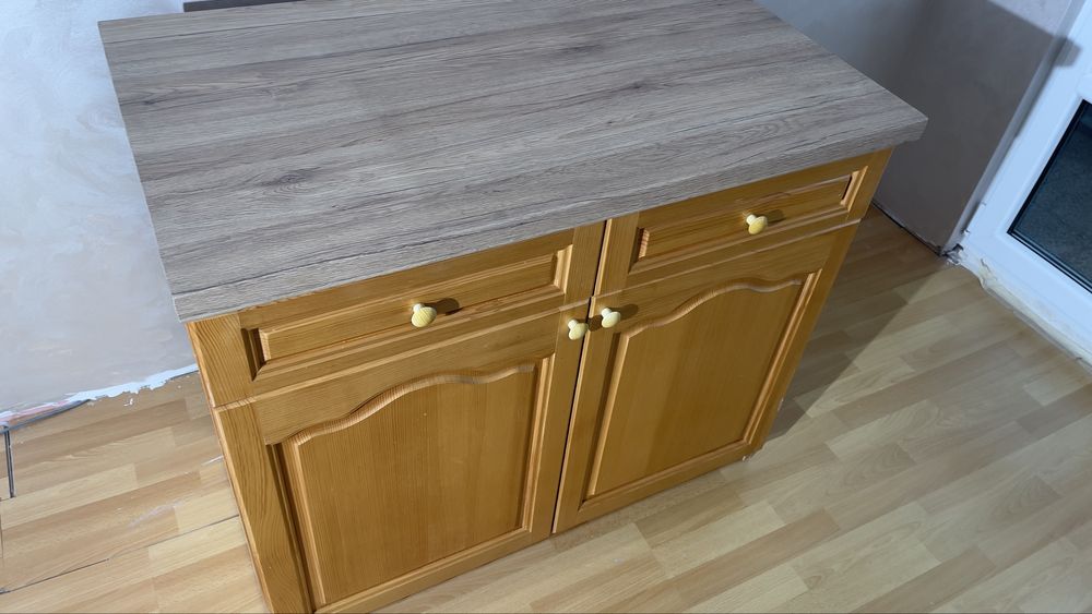 Шкаф от чам с термоплот със горен ред шкафчета.