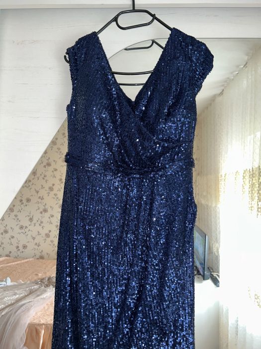 Vând rochie cu model deosebit