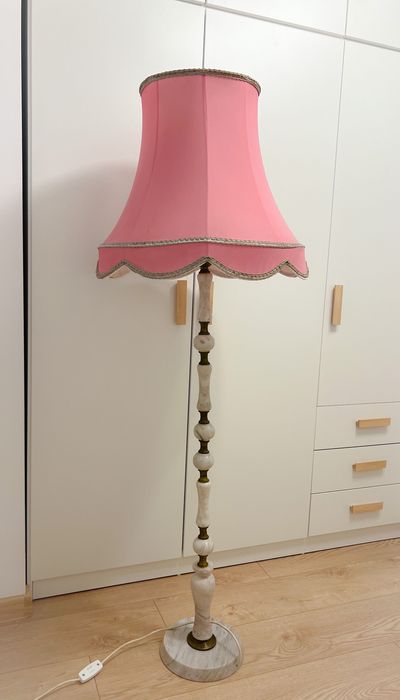 Лампа/Лампион от бял мрамор с розов абажур в ретро стил