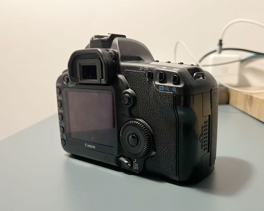 Canon 5D Mark II + 50 mm f/1.8 + accesorii – stare foarte bună