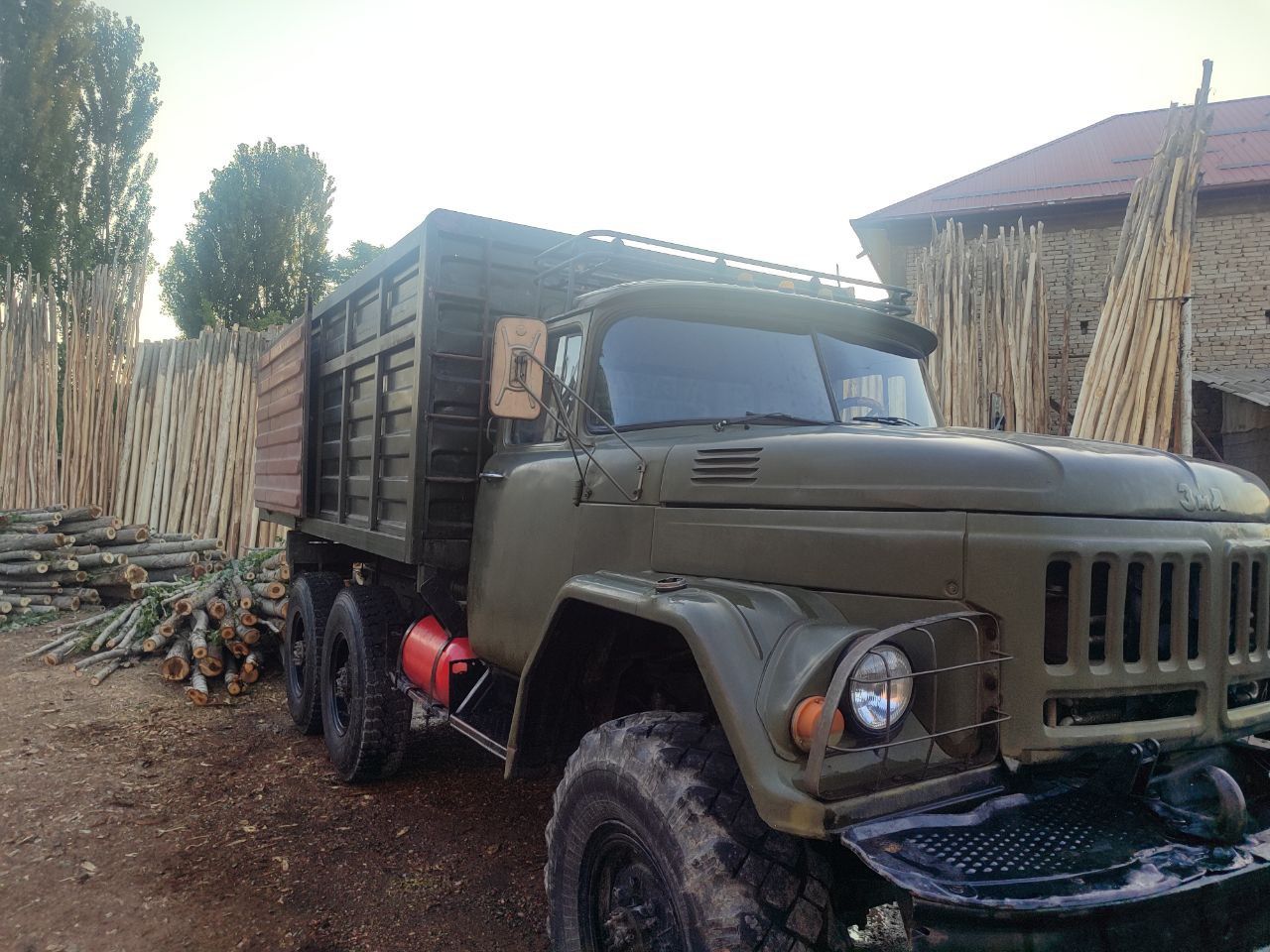 Zil 131 holati ideal yili 2003 toq yashil rangda metan gaz.
