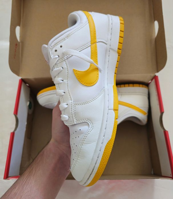 Nike dunk low university gold
