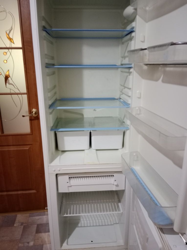 Холодильник Индезит б/у в нерабочем состоянии